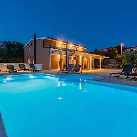 Cozy In With Jacuzzi *