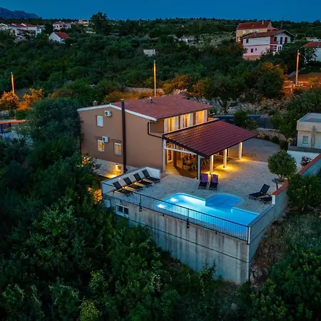Holiday home Cozy In With Jacuzzi