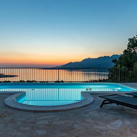 Holiday home Cozy In With Jacuzzi