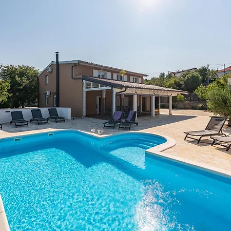 Cozy In With Jacuzzi Holiday home Rovanjska