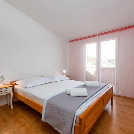 Cozy In With Jacuzzi Holiday home Rovanjska